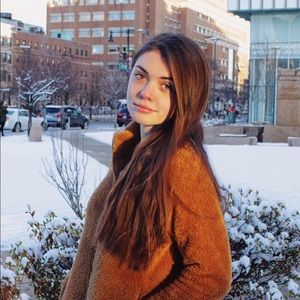 Meet your Posher, Caitlin